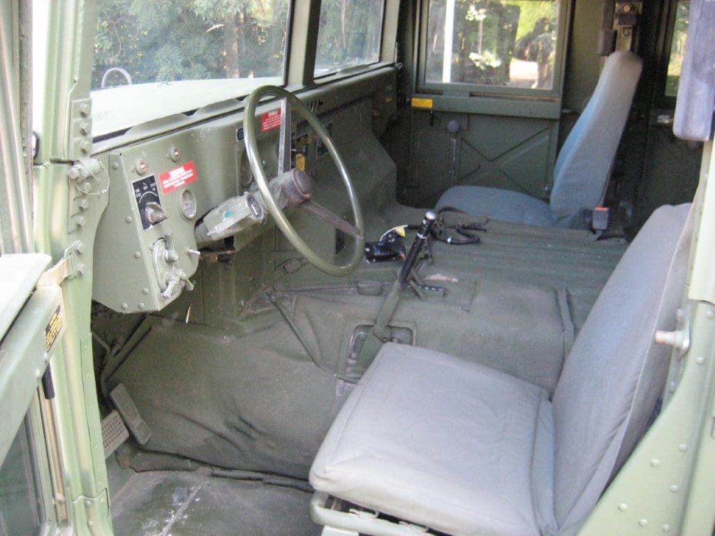 AM General Humvee M998 V8 6,2L Diesel de 1988 intérieur tableau de bord