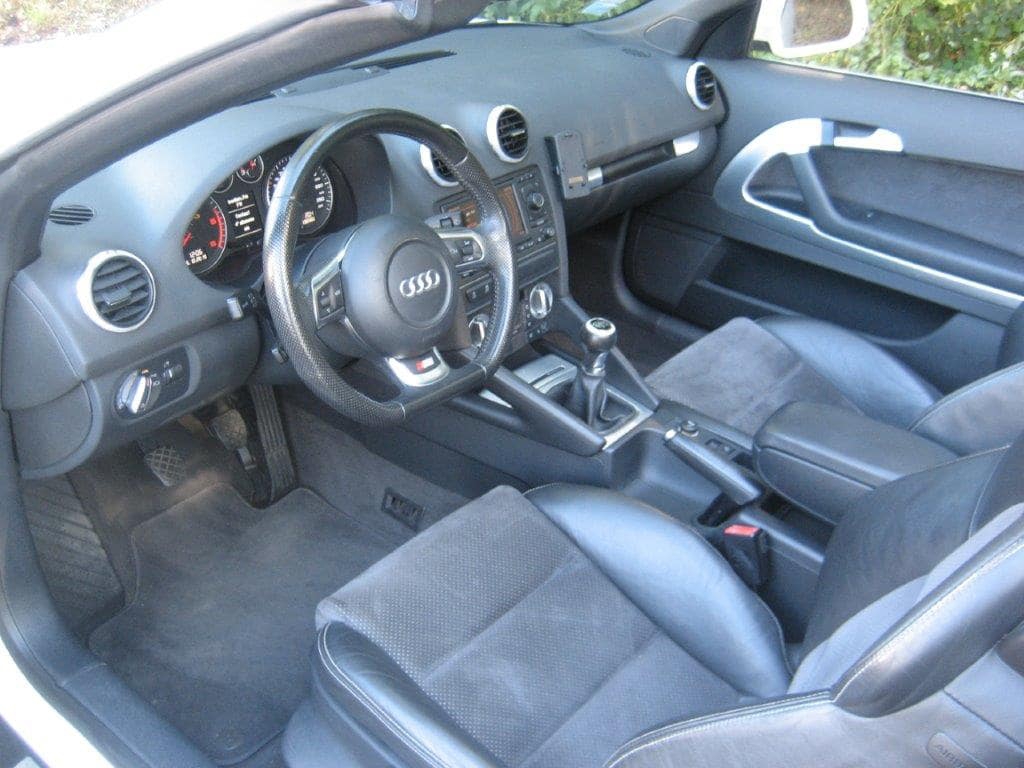 Audi A3 Cabriolet 2.0L TDI S-Line de 2010 intérieur tableau de bord