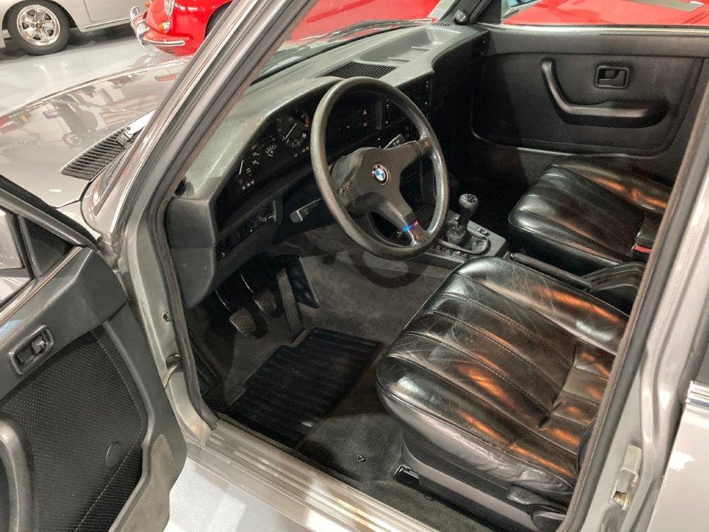 BMW 528i E28 évocation Alpina de 1988 intérieur siège