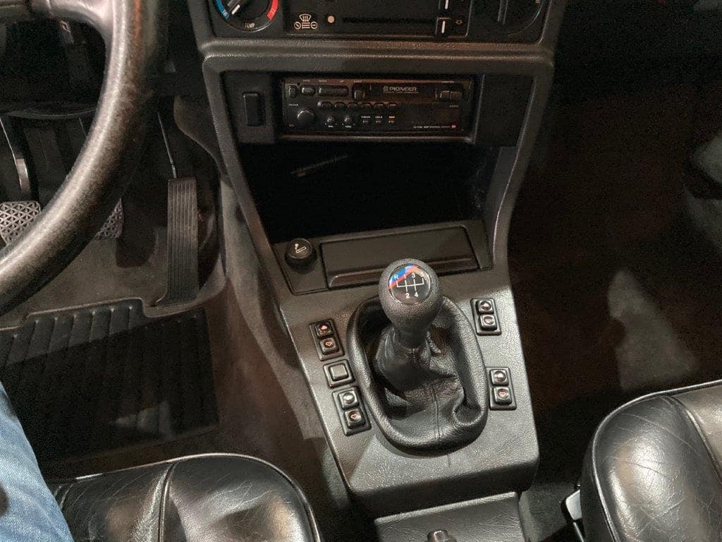 BMW 528i E28 évocation Alpina de 1988 intérieur tableau de bord