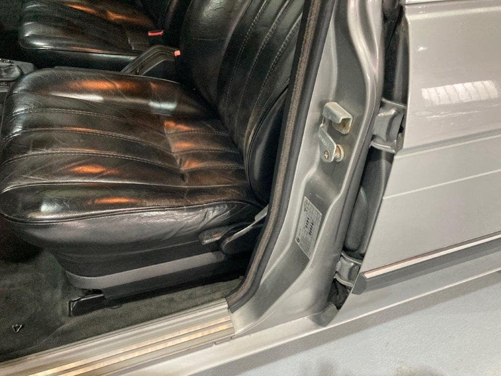 BMW 528i E28 évocation Alpina de 1988 encadrement de porte