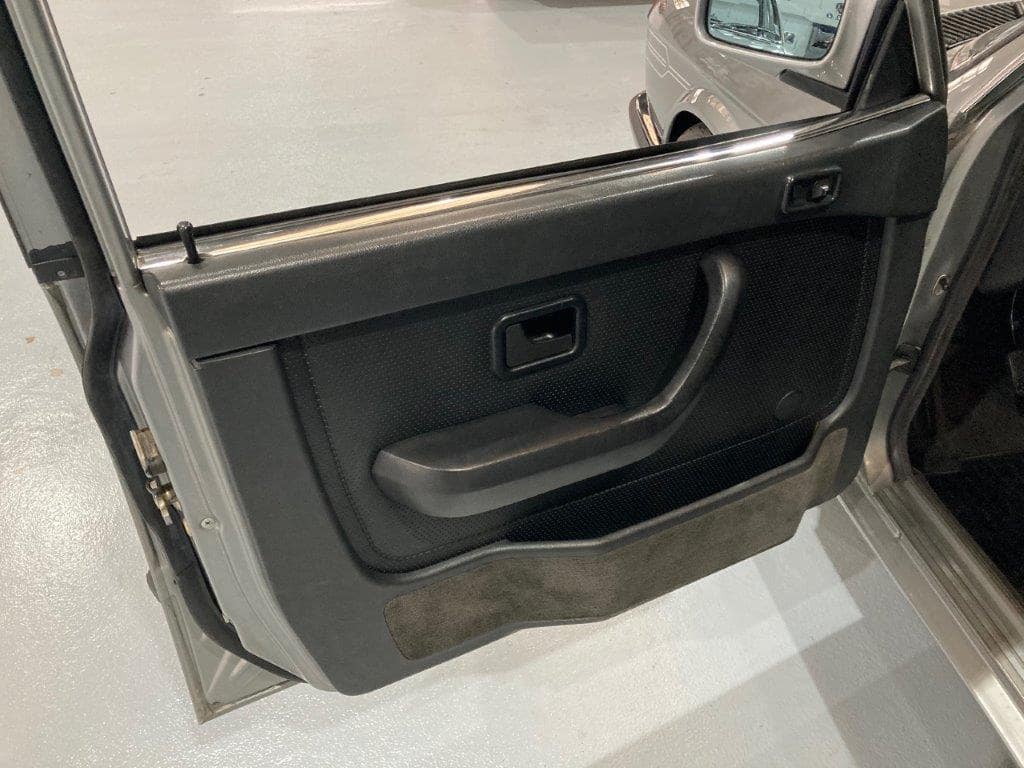 BMW 528i E28 évocation Alpina de 1988 intérieur porte