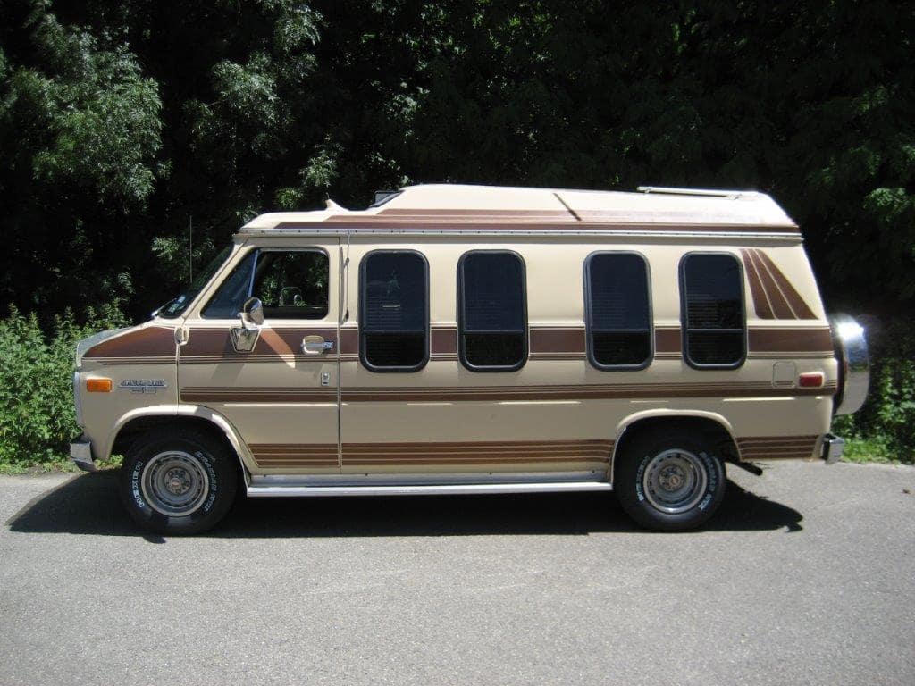 Chevrolet Chevy Van G20 V8 5,0L de 1987 profil gauche