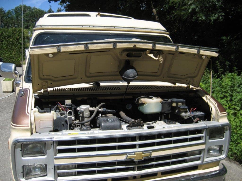 Chevrolet Chevy Van G20 V8 5,0L de 1987 moteur face