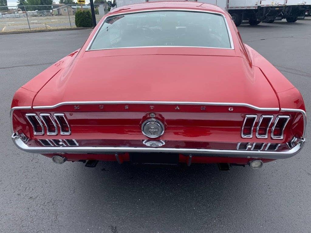 Ford Mustang Fastback V8 289ci de 1967 arrière
