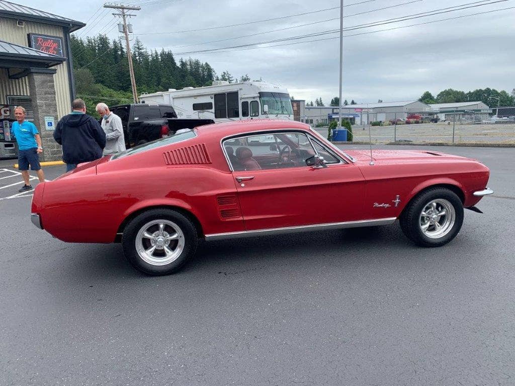 Ford Mustang Fastback V8 289ci de 1967 profil droit
