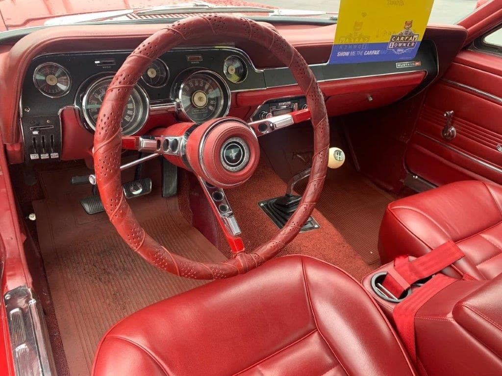 Ford Mustang Fastback V8 289ci de 1967 intérieur tableau de bord
