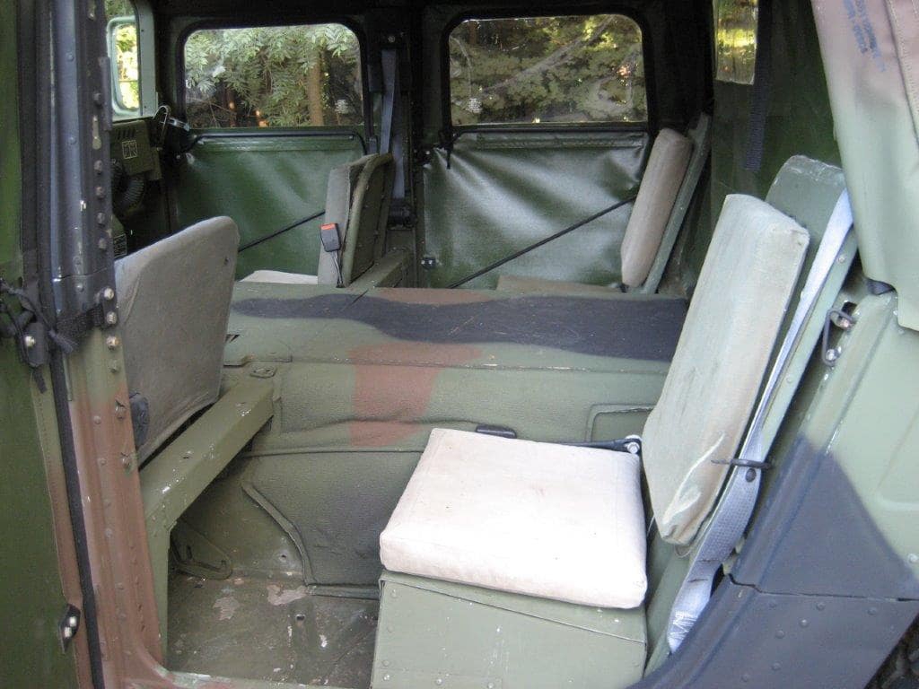 AM General Humvee M998 V8 6,2L Diesel de 1987 intérieur arrière