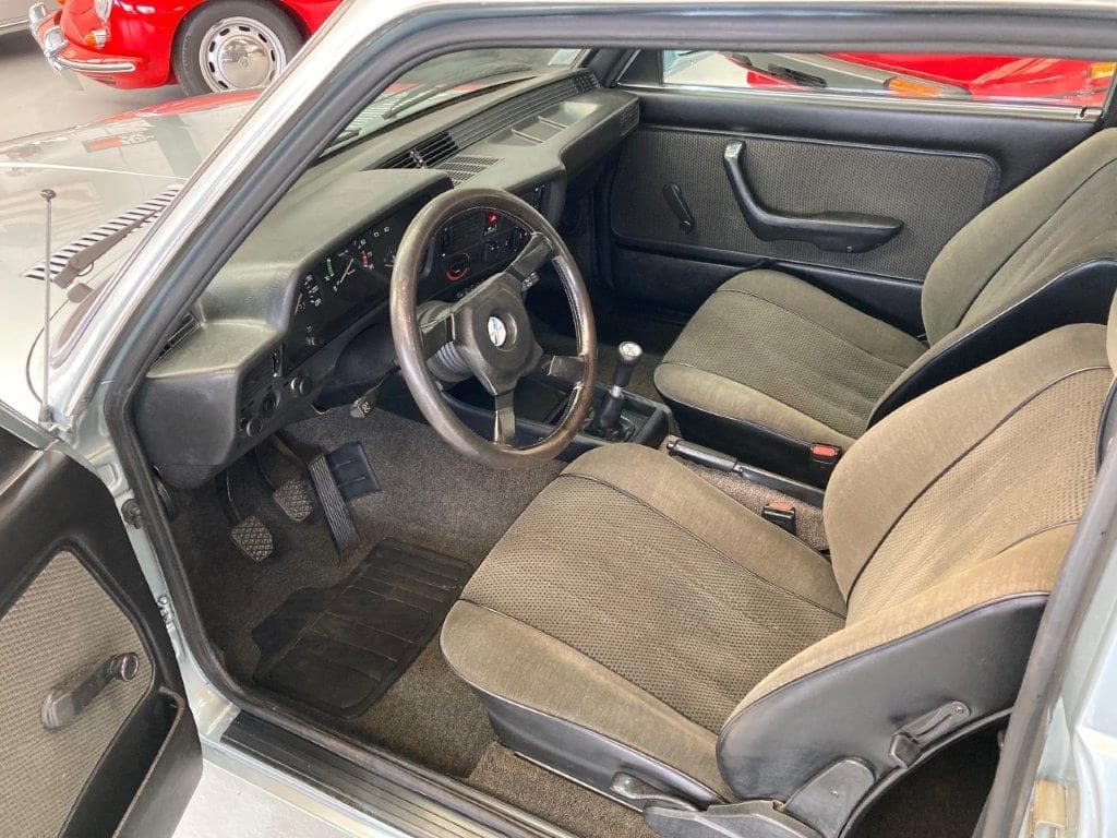 BMW 323i de 1981 intérieur tableau de bord