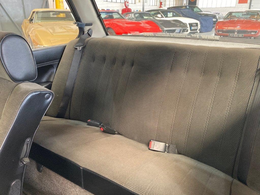 BMW 323i de 1981 intérieur arrière