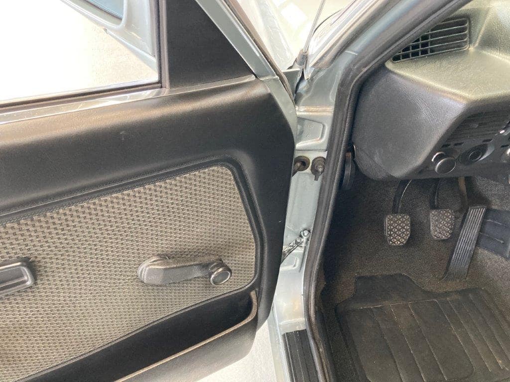 BMW 323i de 1981 encadrement de porte