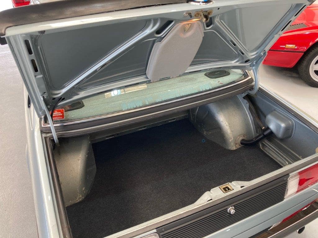 BMW 323i de 1981 coffre