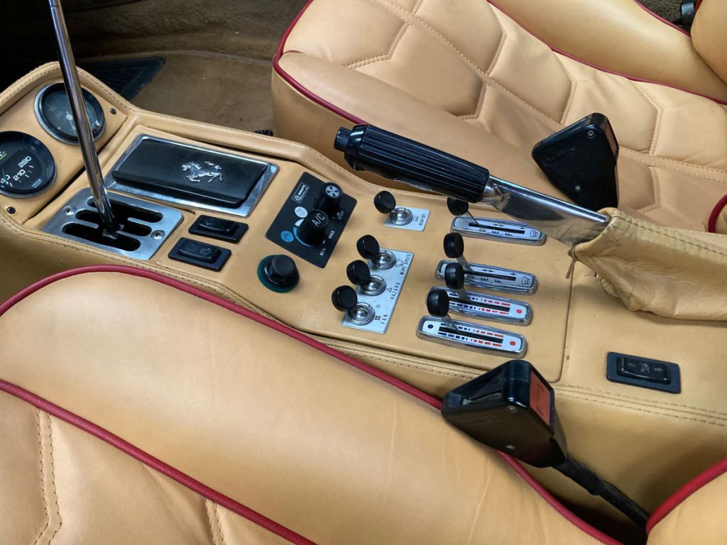 Ferrari 308 GTS Quattrovalvole de 1985 intérieur tableau de bord