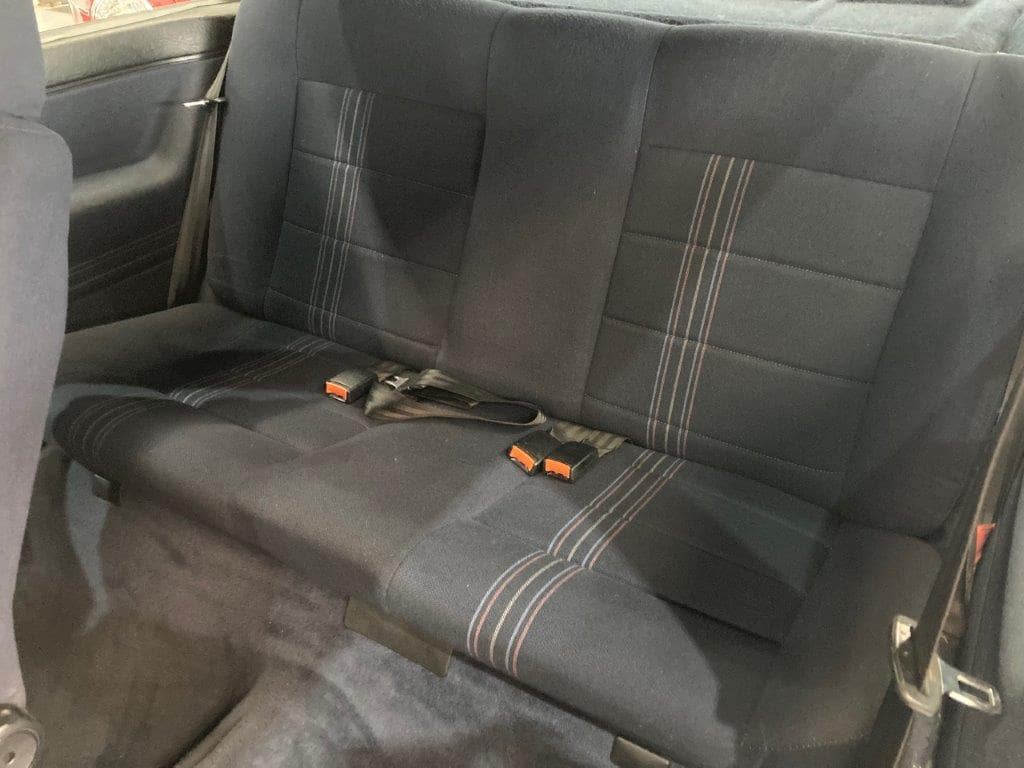 VW Golf II GTI 16 s de 1986 intérieur arrière